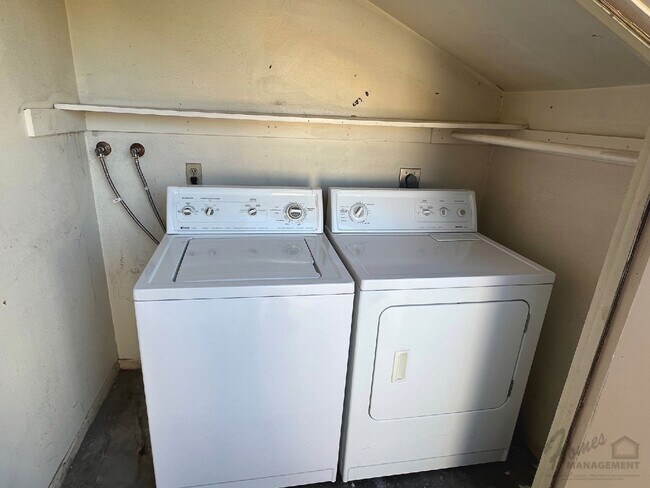 Building Photo - Homes Management - 2bd/2ba Upstairs Condo ...