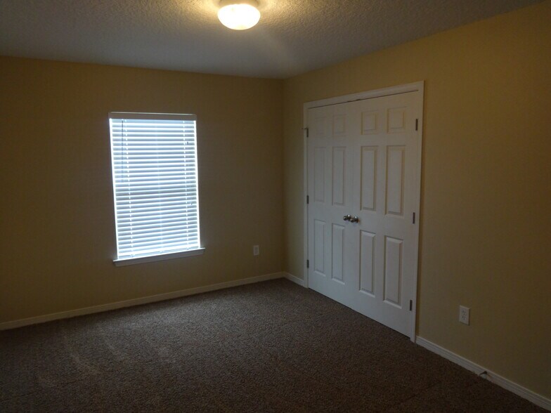 Building Photo - 7652 Vandalay Dr