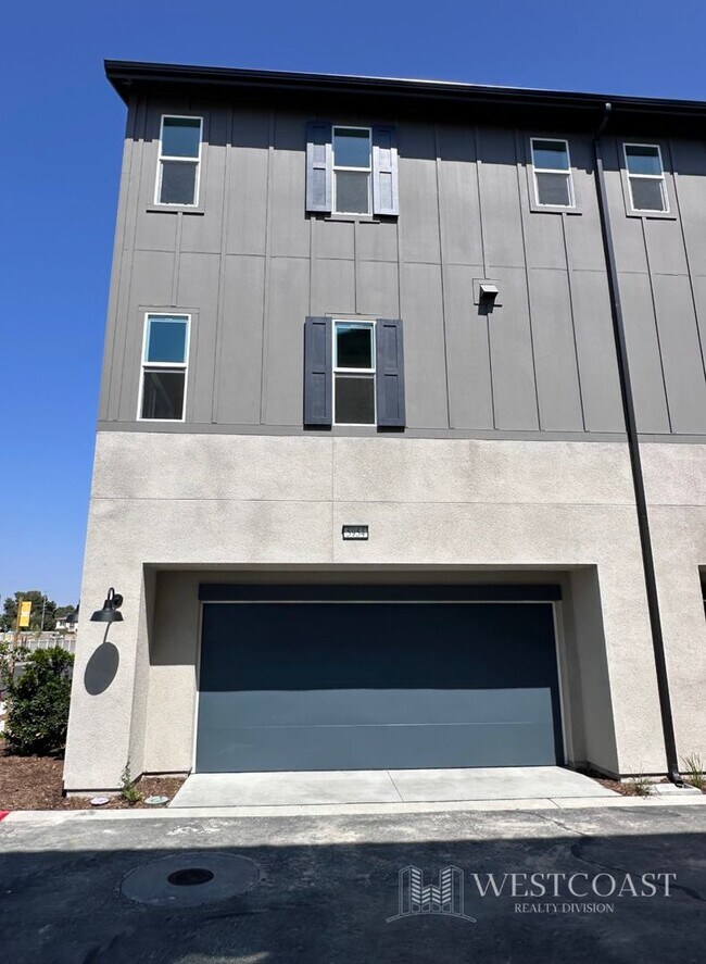 Building Photo - Modern Eastvale Home with Solar, EV Battery Backup & Resort-Style HOA Amenities