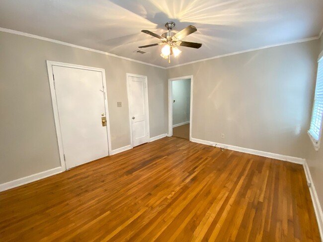 Building Photo - 1 bed, 1 bath near Avalon and Overton Park...