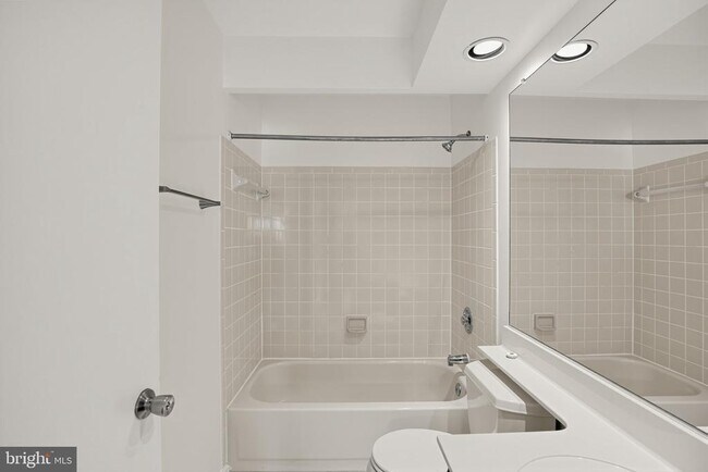 Building Photo - 502 Meadowmist Way