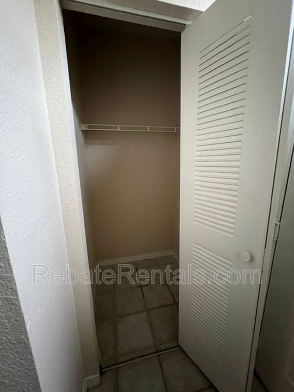 Building Photo - 13700 Richmond Park Dr N