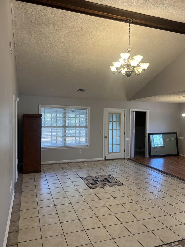 Building Photo - 934 Pineland Ave