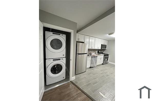 Building Photo - 5 Bedrooms 2 Bathrooms