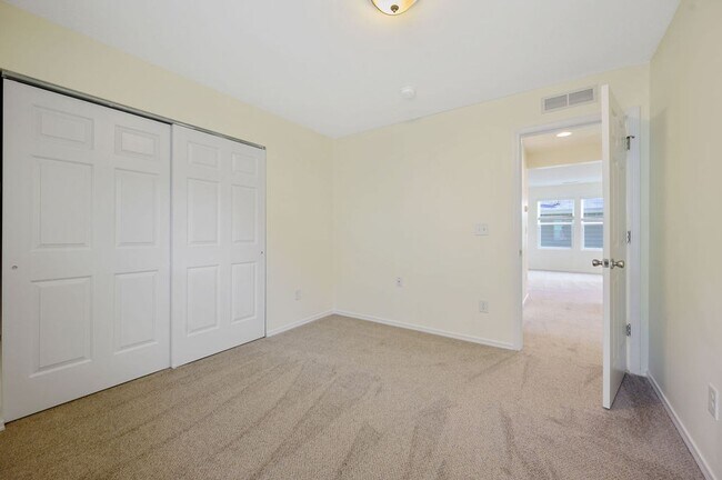 Building Photo - 3 Bedroom Open Concept with Enough Room fo...