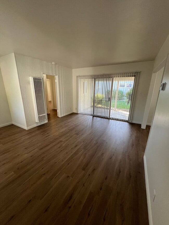 Building Photo - Mid Town Adorable Home!