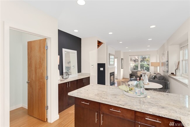 Building Photo - Stunning Townhome in the heart of Columbia City