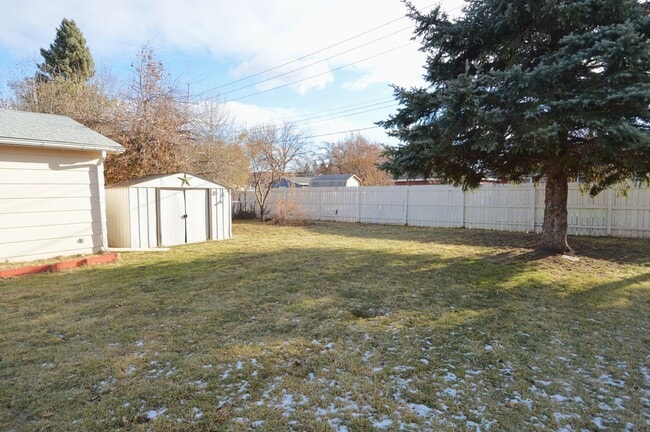 Building Photo - Huge 4 Bed 2 Bath Single Family Home!! Ton...