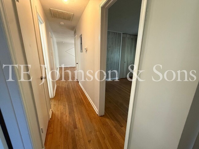 Building Photo - 3BR Home with Stainless Steel Appliances, Hardwood Floors & Carport