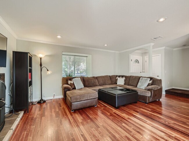 Building Photo - Beautifully partially furnished townhome in Las Vegas Country Club