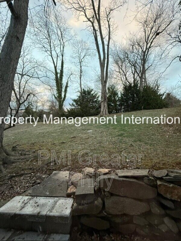 Building Photo - 864 Beechwood Rd