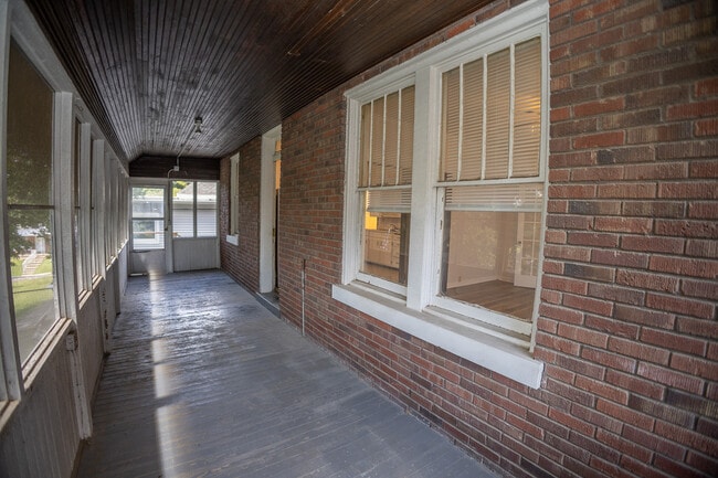 Building Photo - 1415 W Main St