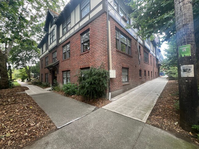 Building Photo - Newly Remodeled Condo on Capitol Hill - Close to UW
