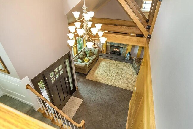 Building Photo - Spacious 5-Bedroom Home with Fenced Yard a...