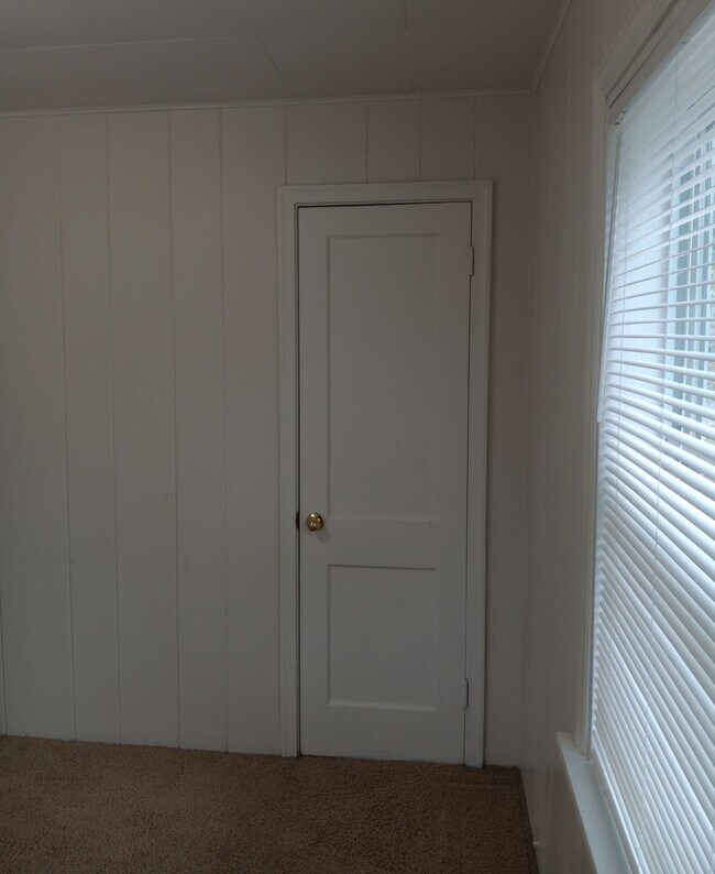 Building Photo - Annual 2 Bedroom + Den / 2 Bath Home – Sar...