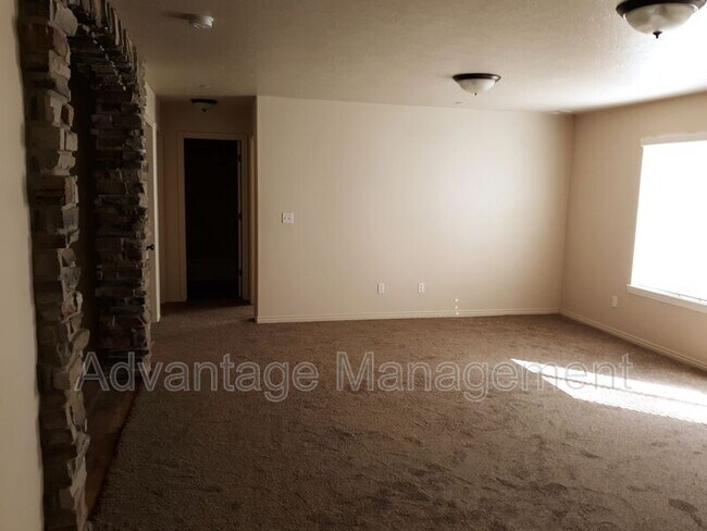 Building Photo - 3569 E Rock Creek Rd