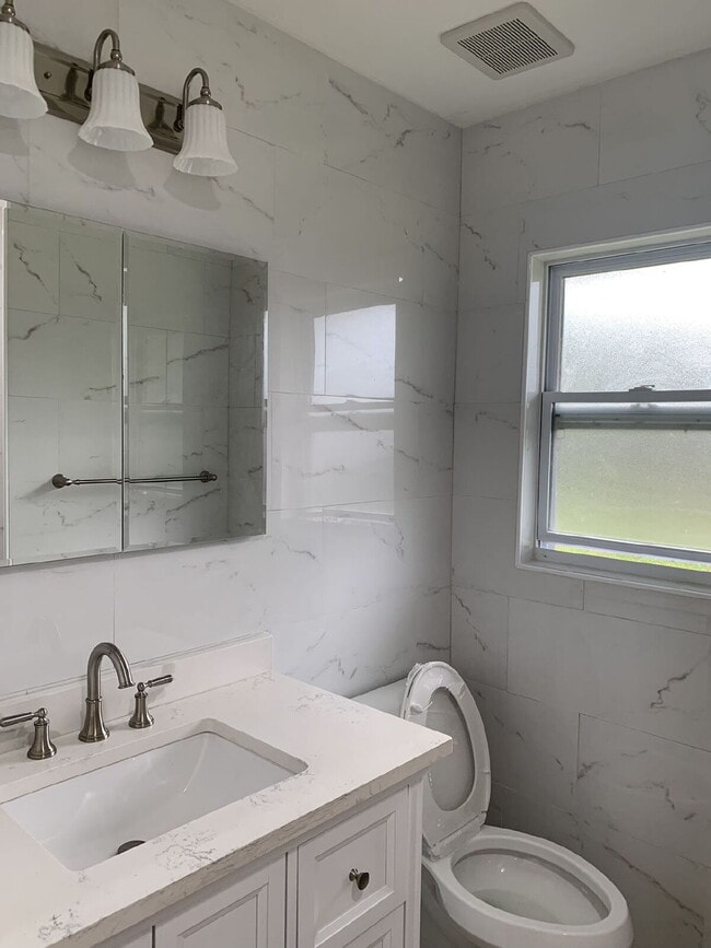 Building Photo - 6002 Lords Ave