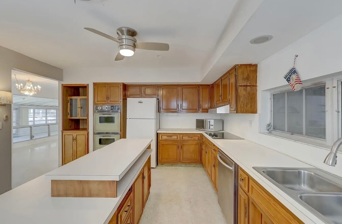 Building Photo - 2041 Coral Reef Dr
