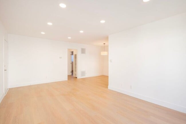 Building Photo - 921 N Gardner St