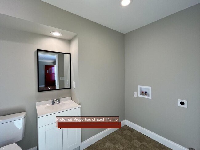 Building Photo - 160 Majestic Cir