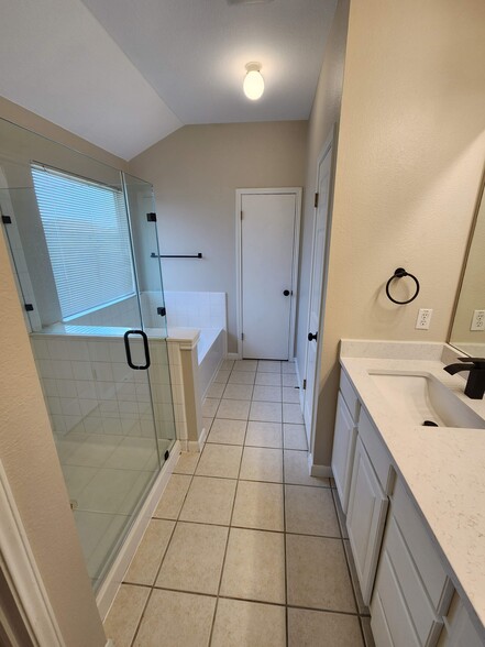 Building Photo - 1601 Briar Hill Dr