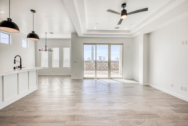 Building Photo - Beautiful East side House 4 bed-2.5 baths, part of The Overlook Casa Club that includes Swimming ...