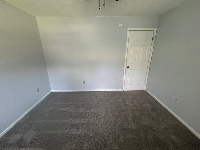 Building Photo - 1113 Country Town