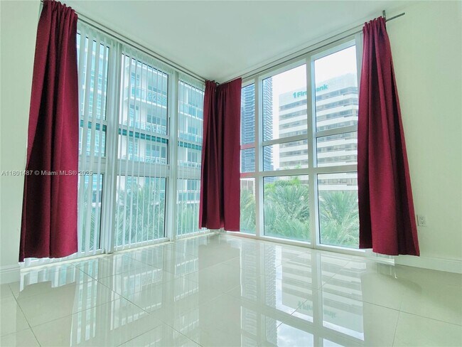 Building Photo - 950 Brickell Bay Dr