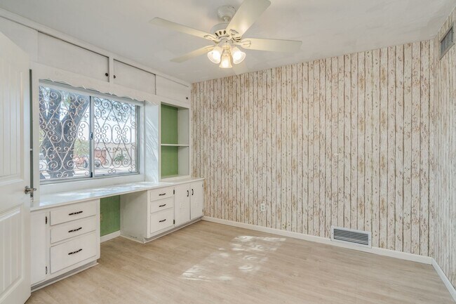 Building Photo - Great East Side Location 4 Bed/2 Bath Home