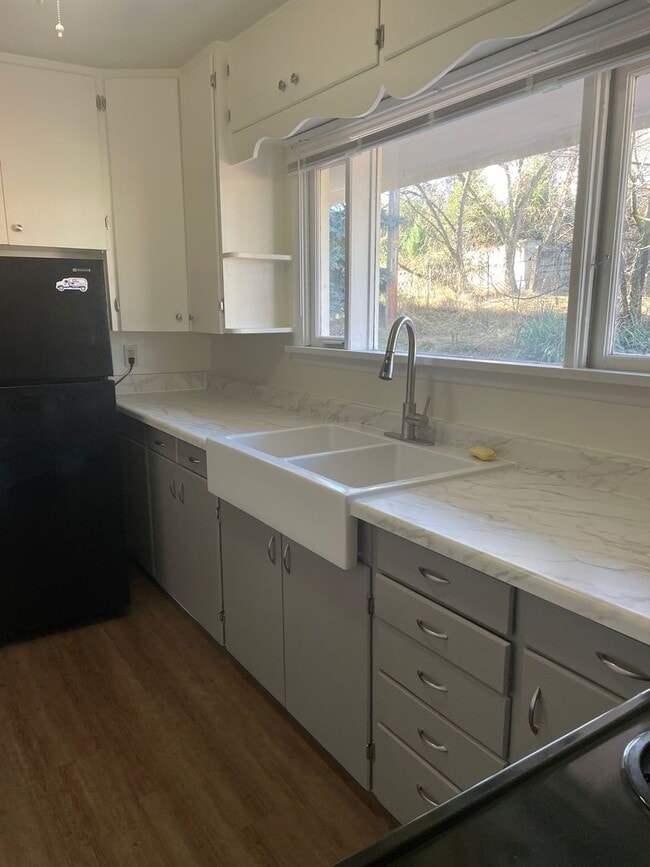 Building Photo - Off the beaten path