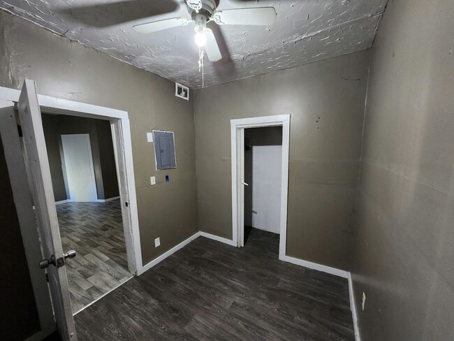 Building Photo - 2033 W 98th St