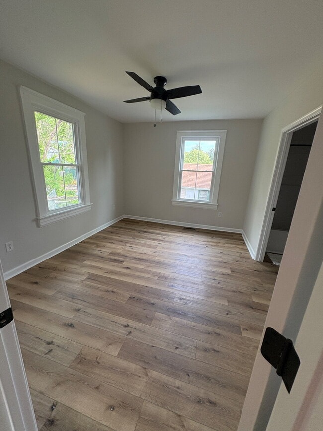 Building Photo - Stand alone home in Madison Heights close to everything.