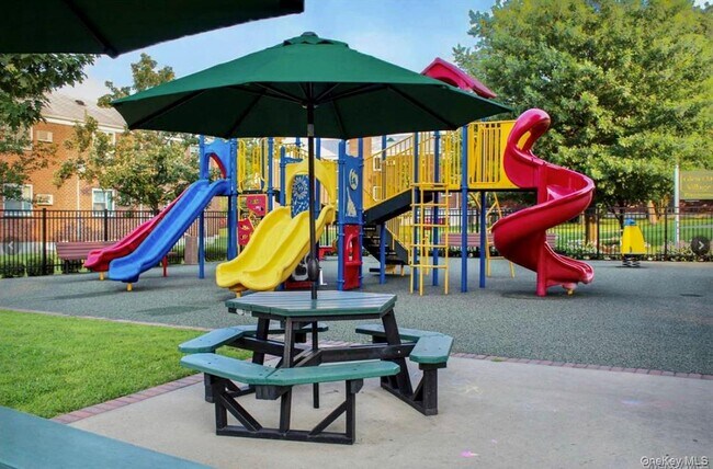 Building Photo - 255-55 75th Ave