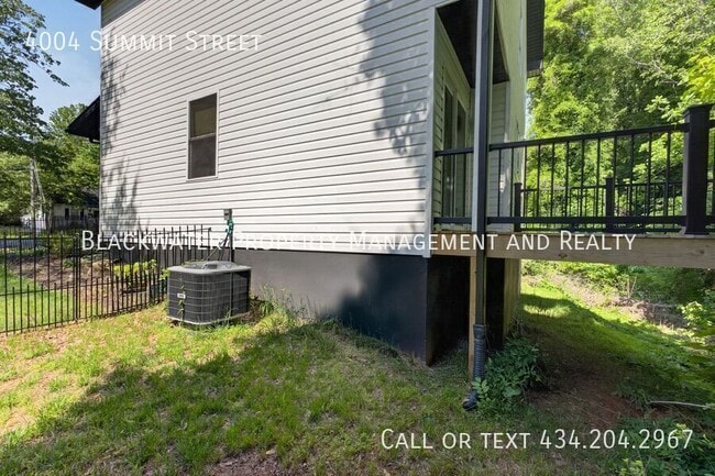 Building Photo - 4004 Summit St