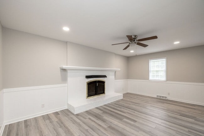 Building Photo - Beautifully Renovated 4-Bedroom Home in Ch...