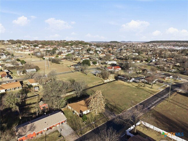 Building Photo - 610 Creek St