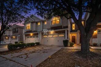 Building Photo - Modern Plano Townhome in Frisco ISD Available for Rent