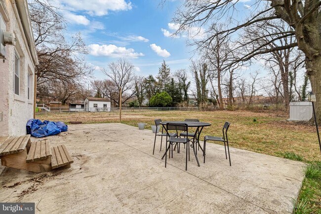 Building Photo - 5123 Crittenden St