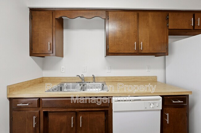 Building Photo - 3215 Aqueduct Dr