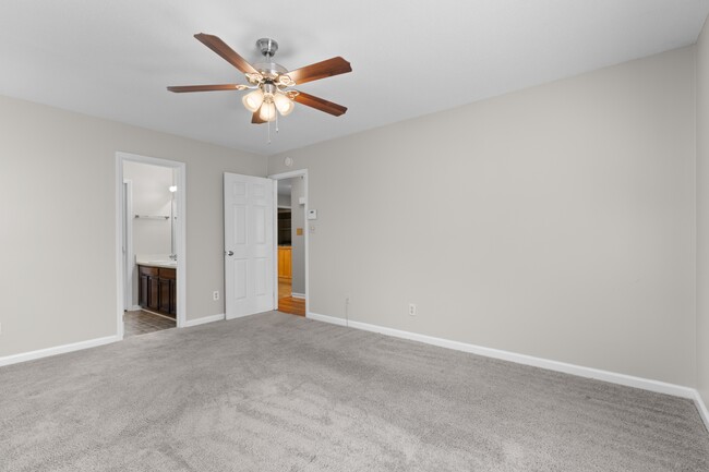 Building Photo - 4505 Aviemore Crescent