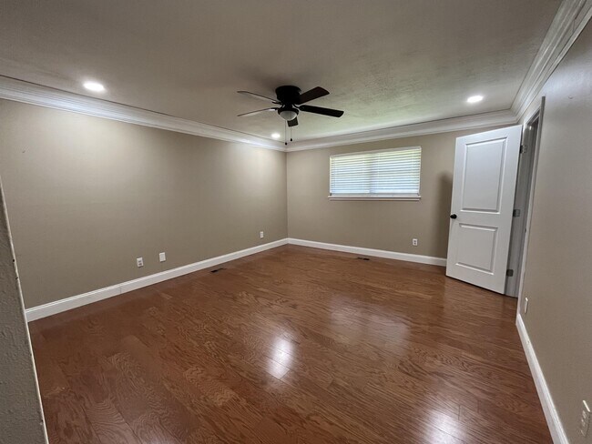 Building Photo - 1304 Pine Oak Dr