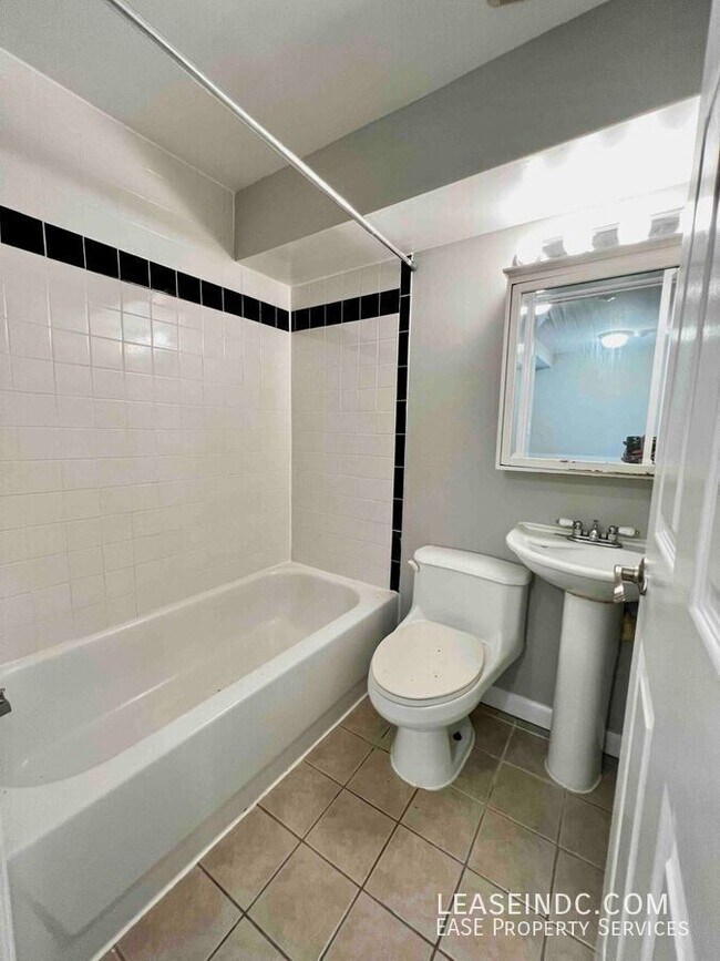 Building Photo - 1016 11th St NE