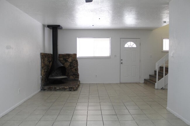 Building Photo - 3505 Lafayette Dr NE
