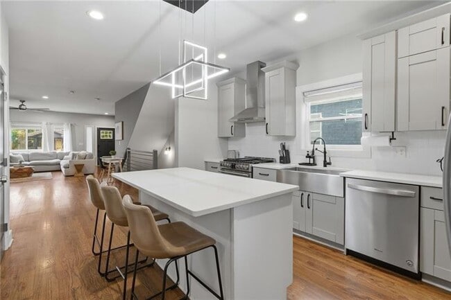 Building Photo - 160 Vanira Ave SE