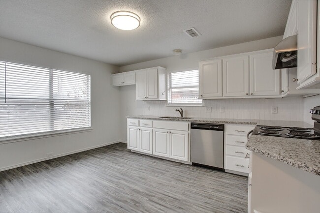 Building Photo - Freshly Updated 3/2/2 in Cooper!