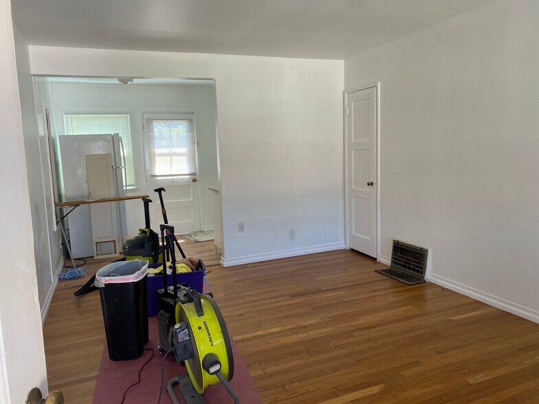 Building Photo - 14911 Vose St