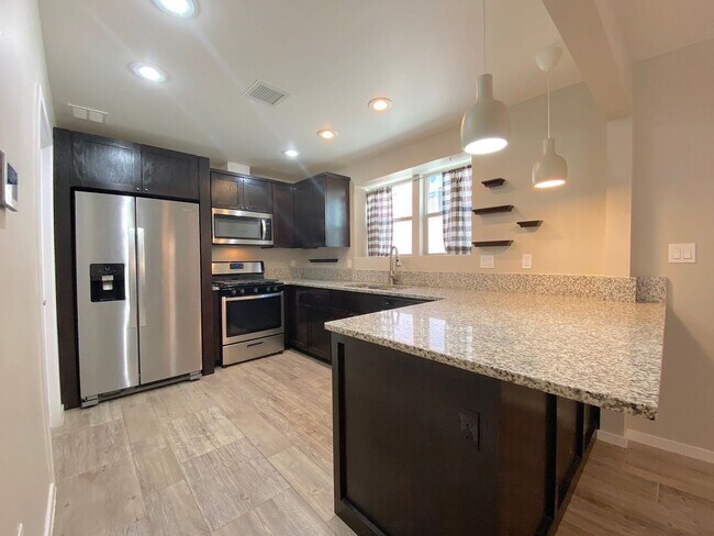 Building Photo - 4004 Camelot Heights Dr