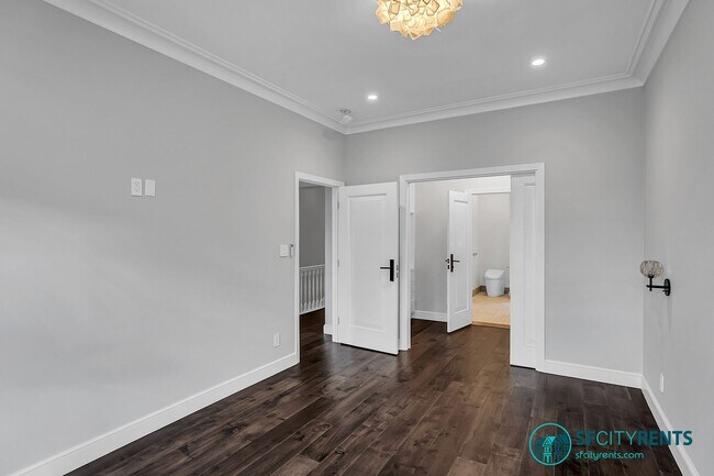 Building Photo - Russian Hill: Remodeled Top Floor Flat w/ In-Unit W/D, A/C, Private Roof Deck & Garage Parking w/...