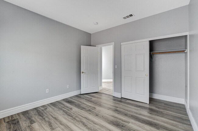 Building Photo - MASSIVE 5 BEDROOM, 2 STORY HOME IN DESIRABLE RHODES RANCH GOLF COURSE COMMUNITY!