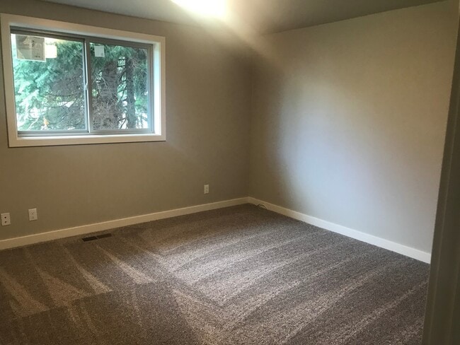 Building Photo - 4 Bedrooms, Pool & Golf Course Views!